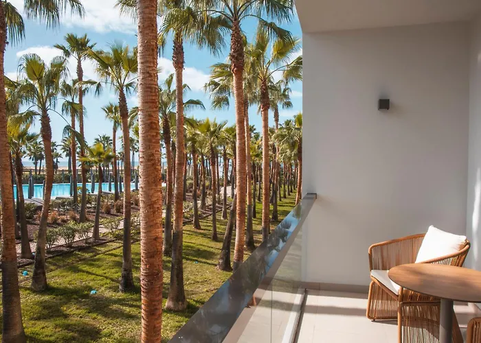 Wine & Books By The Sea, Algarve Hotel